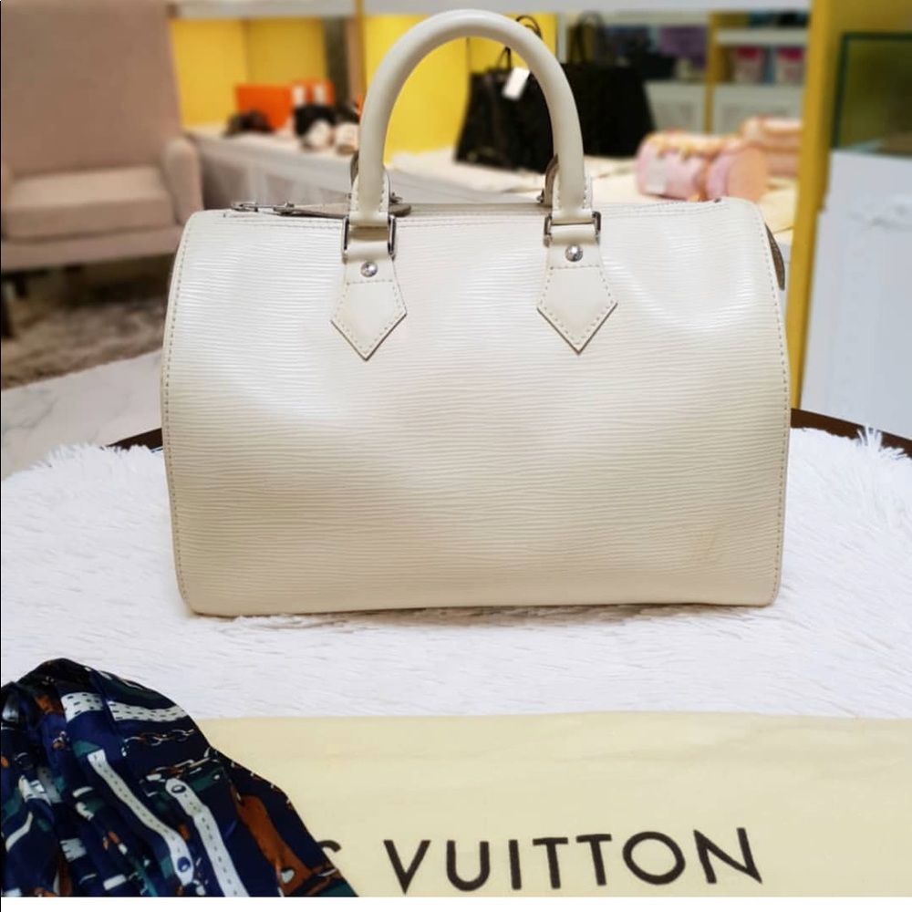 💯✅ Authentic Lv Speedy 25 epi off white